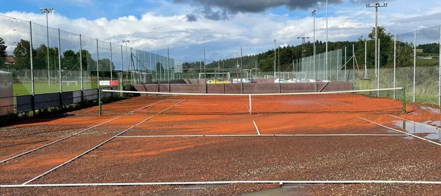 Nach Hochwasser: Tennisplatz erleidet Totalschaden