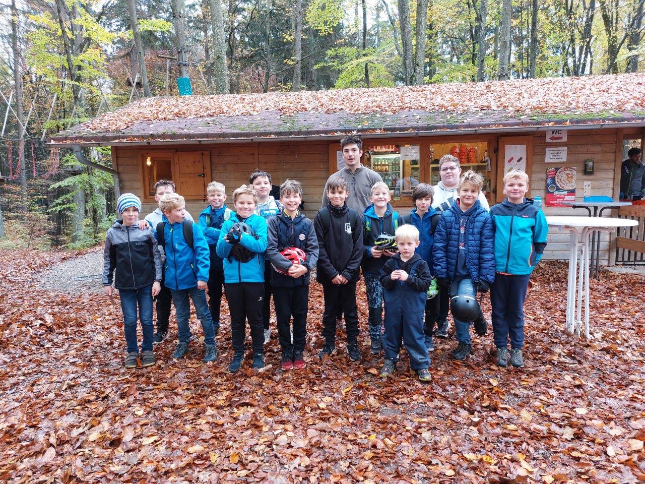 D2-Jugend zum Saisonabschluss im Hochseilklettergarten